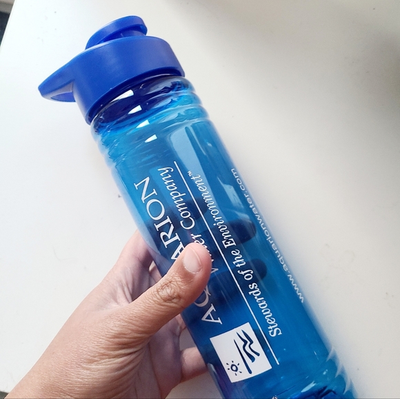 Preowned set of 2 water bottles. Good condition. - Picture 4 of 6